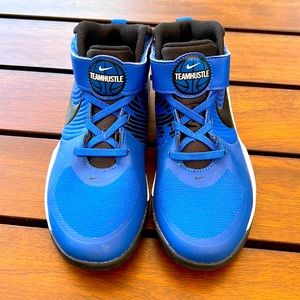 Nike Unisex-Child Team Hustle Sneaker